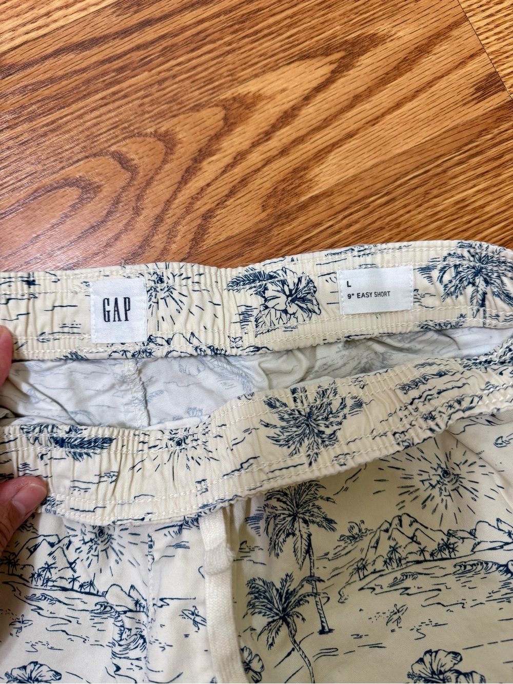 GAP Men’s Shorts with Navy Island Print - Picture 3 of 3